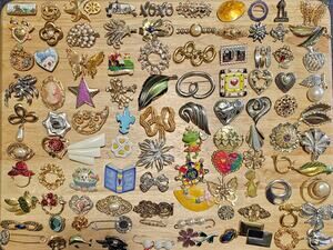 100 Piece Brooch Lot Vintage & Modern for Resellers Collectors Flea Markets